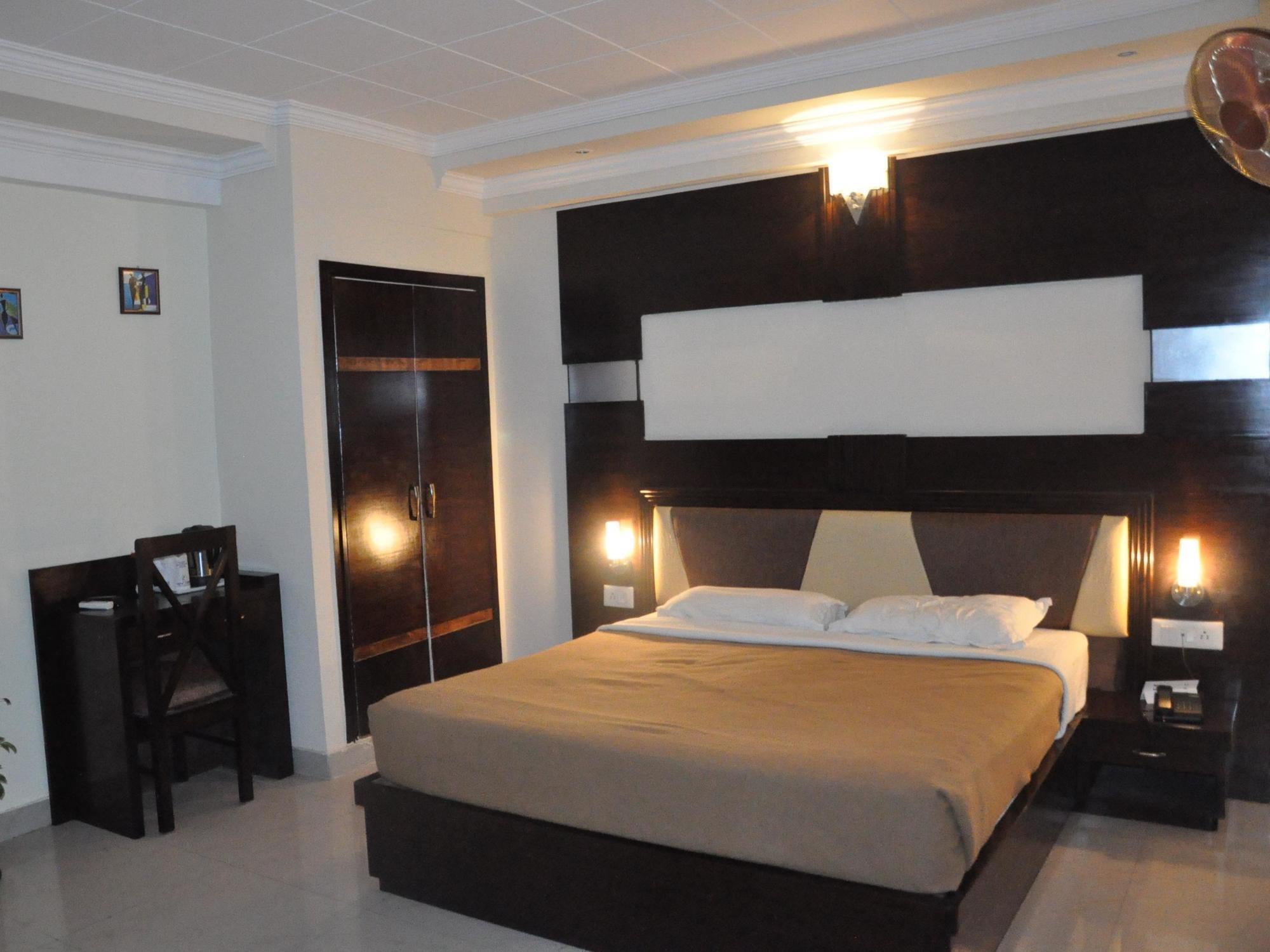 Treebo Calista, Patel Nagar Hotel Dehradun Exterior photo